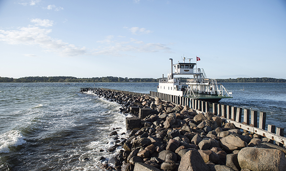 M/F Columbus ved molen i Kulhuse. Foto: Kenneth Jensen.